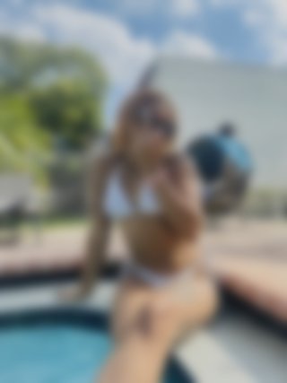 Bikini pool zdjęcie od @pariss
