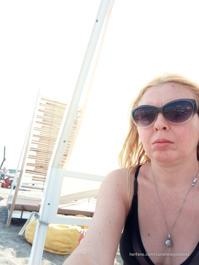 Beach blonde poză de @sunshinegoddess