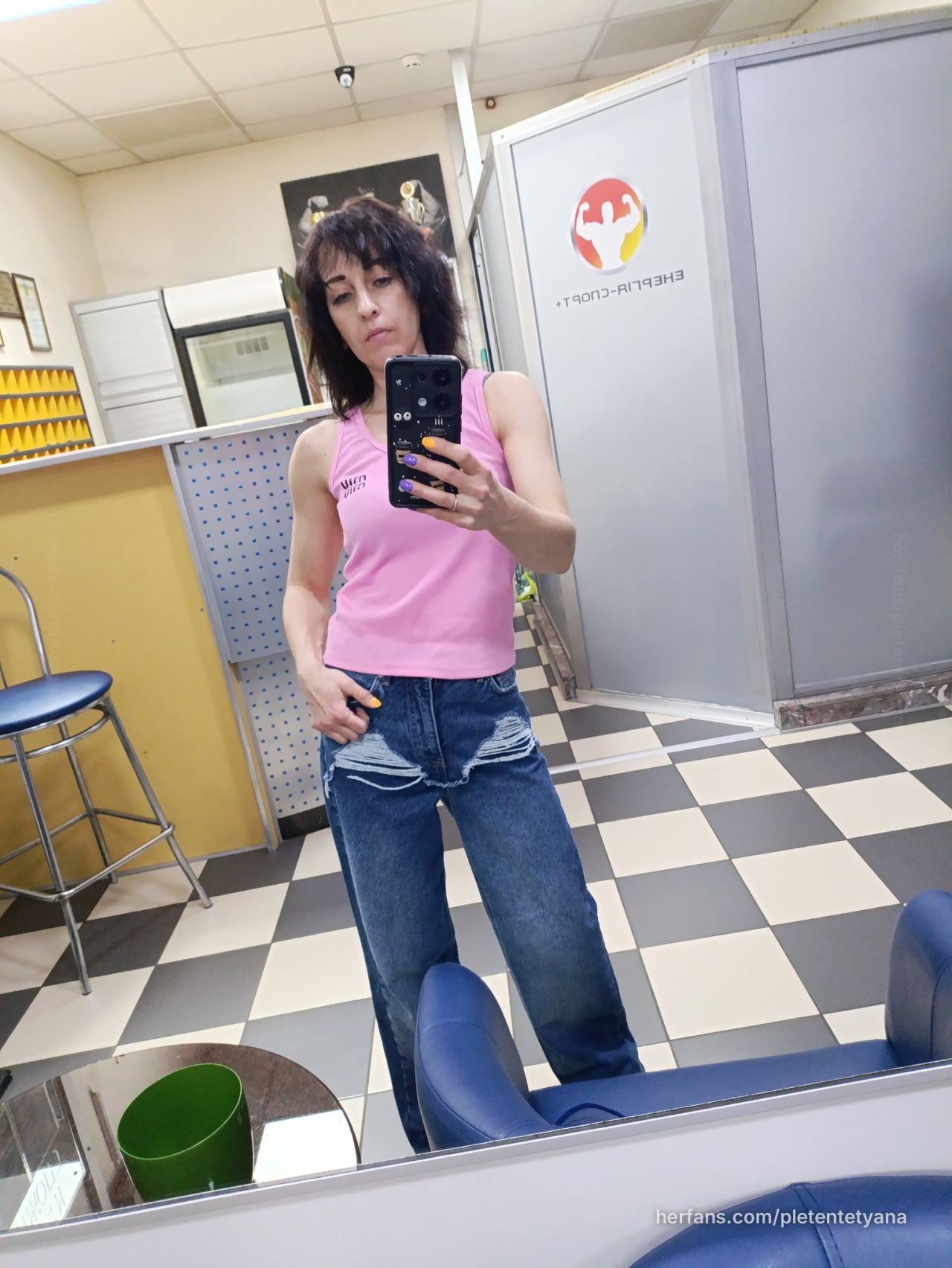 Gym mirror selfie photo by Pletentetyana