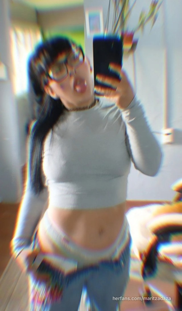 Glasses selfie 写真 @maritzadazaより