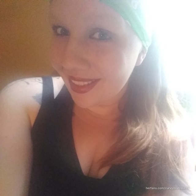 Selfie makeup fotografija od @curvymistress93
