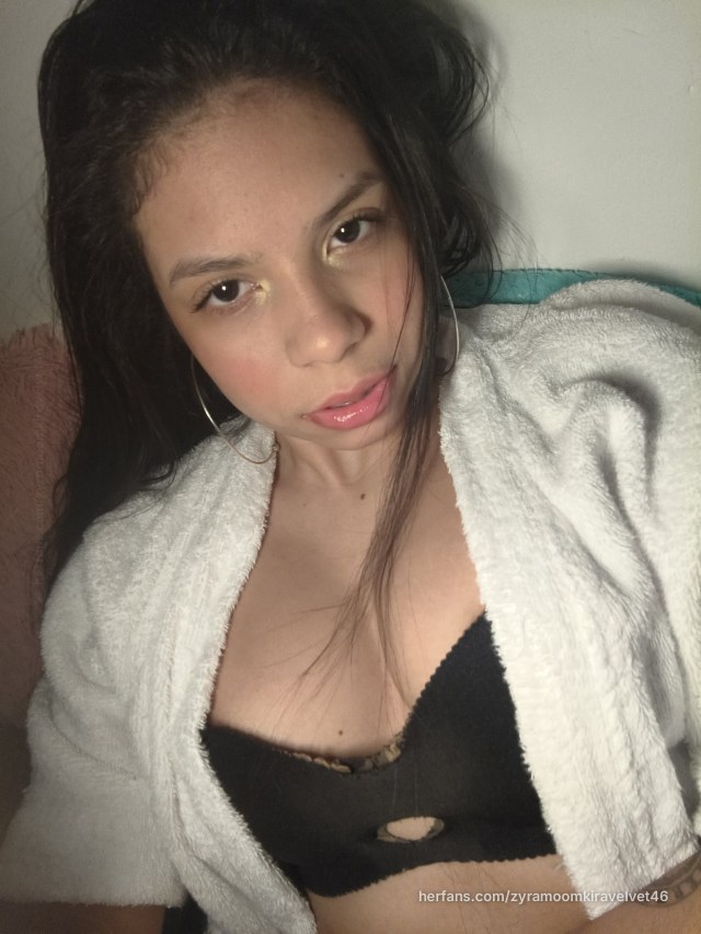 Selfie makeup photo par @zyramoomkiravelvet46