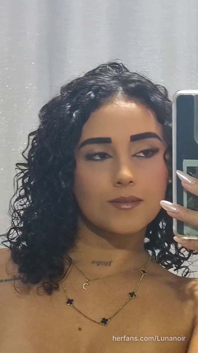 Mirror selfie makeup video by @lunanoir