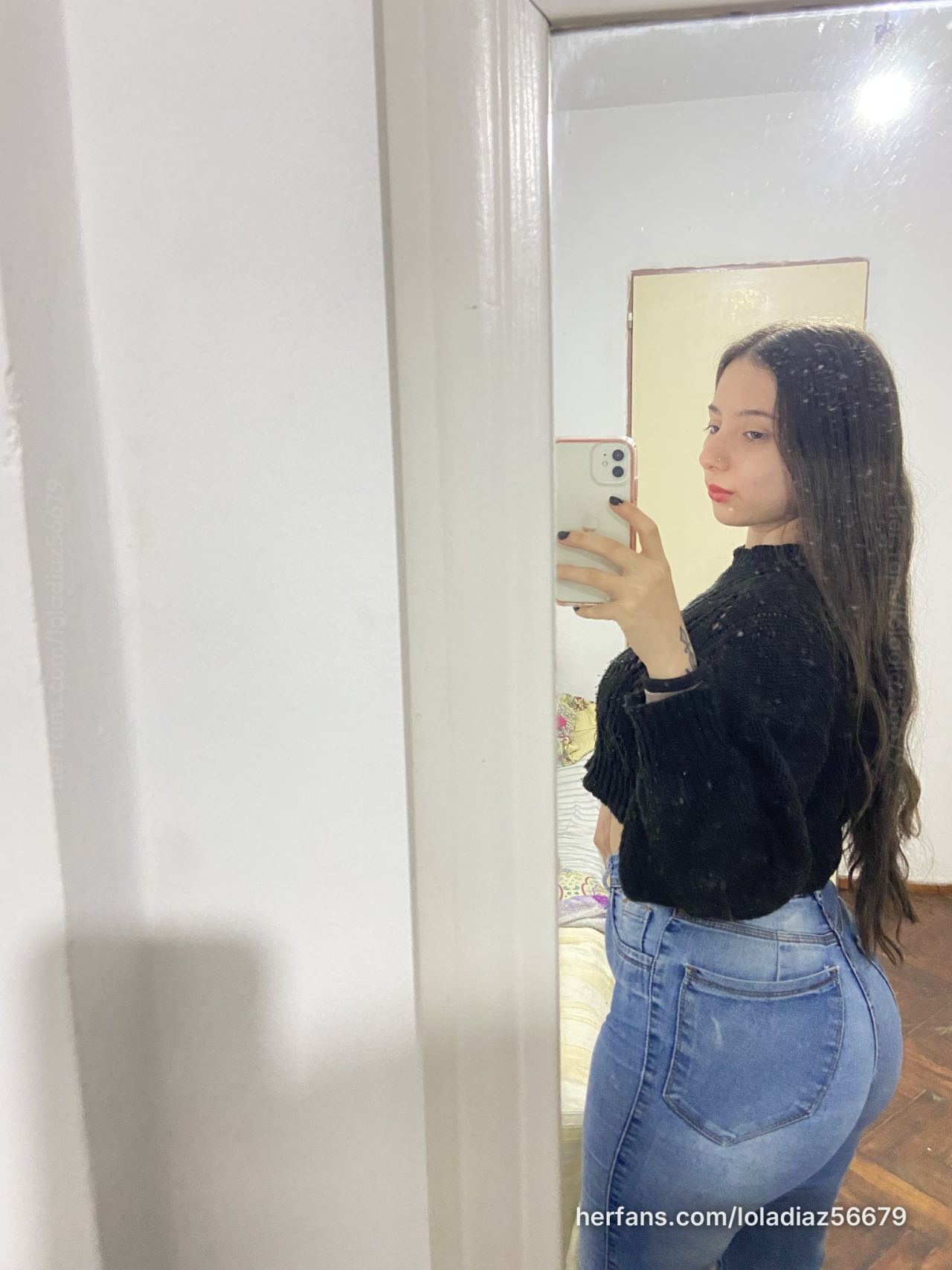 Long hair mirror selfie photo by Lola🫦