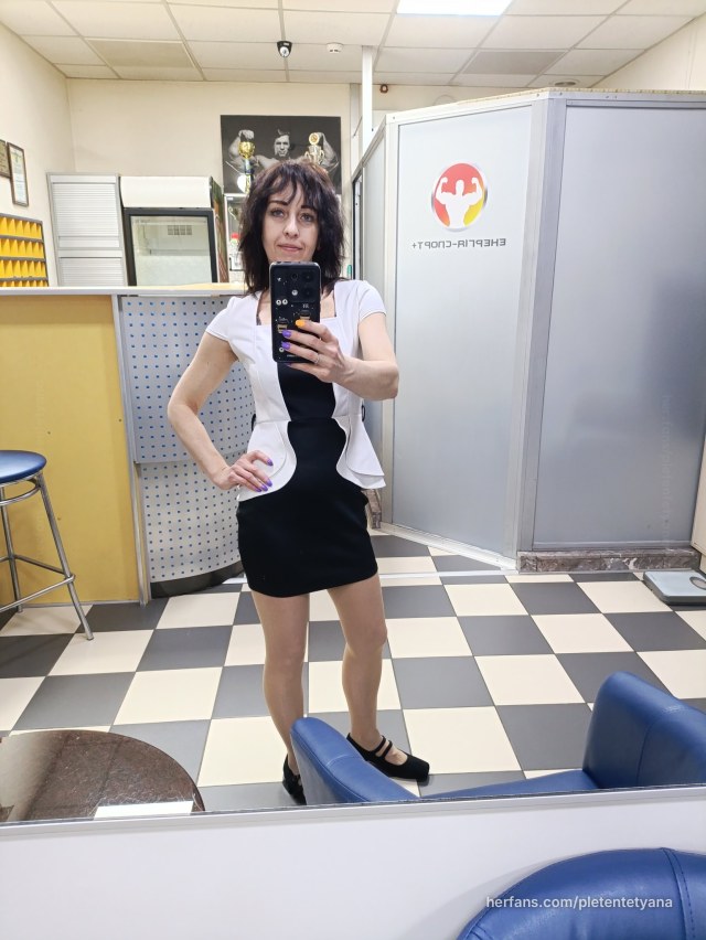 Mirror selfie gym photo by @pletentetyana
